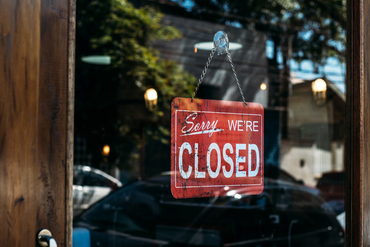 retail business closed sign in the window